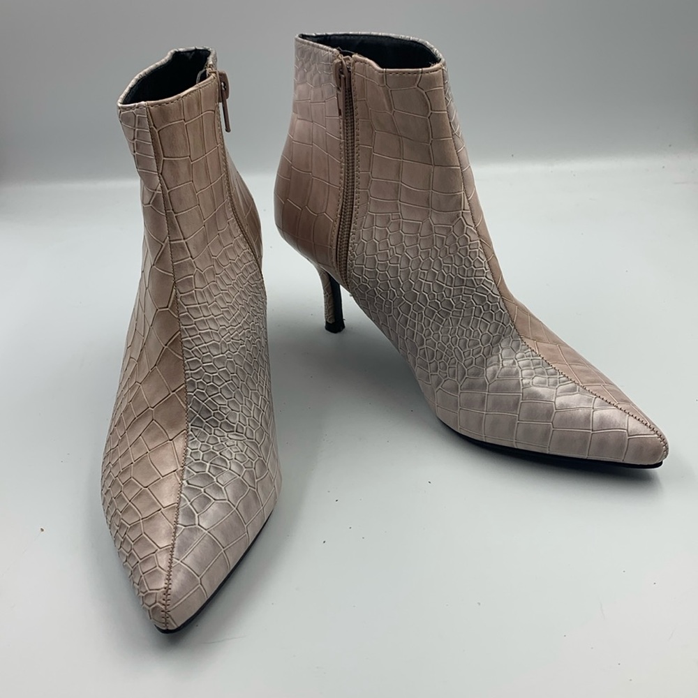 Alligator pattern heeled booties. - Picture 1 of 4